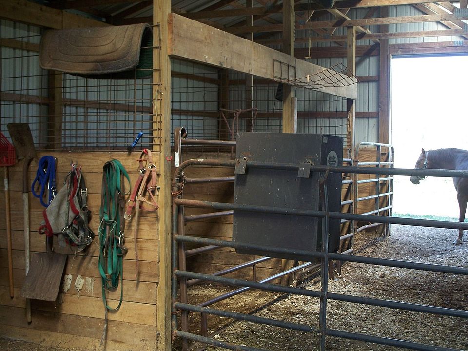 Large barn with 2 stalls