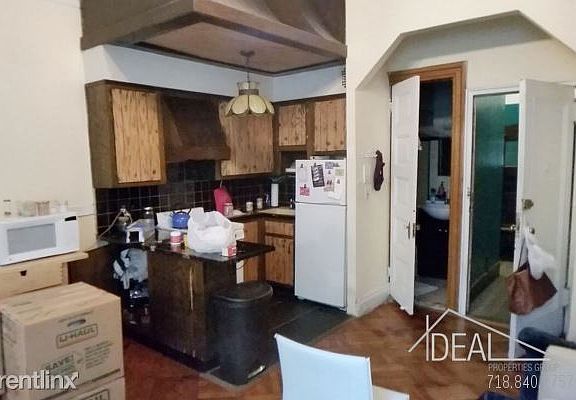 3rd image of 36 Montgomery Pl