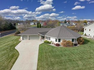1690 Gateway Meadows Ln, Neenah, WI 54956