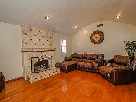 3rd image of 2051 W 80th St