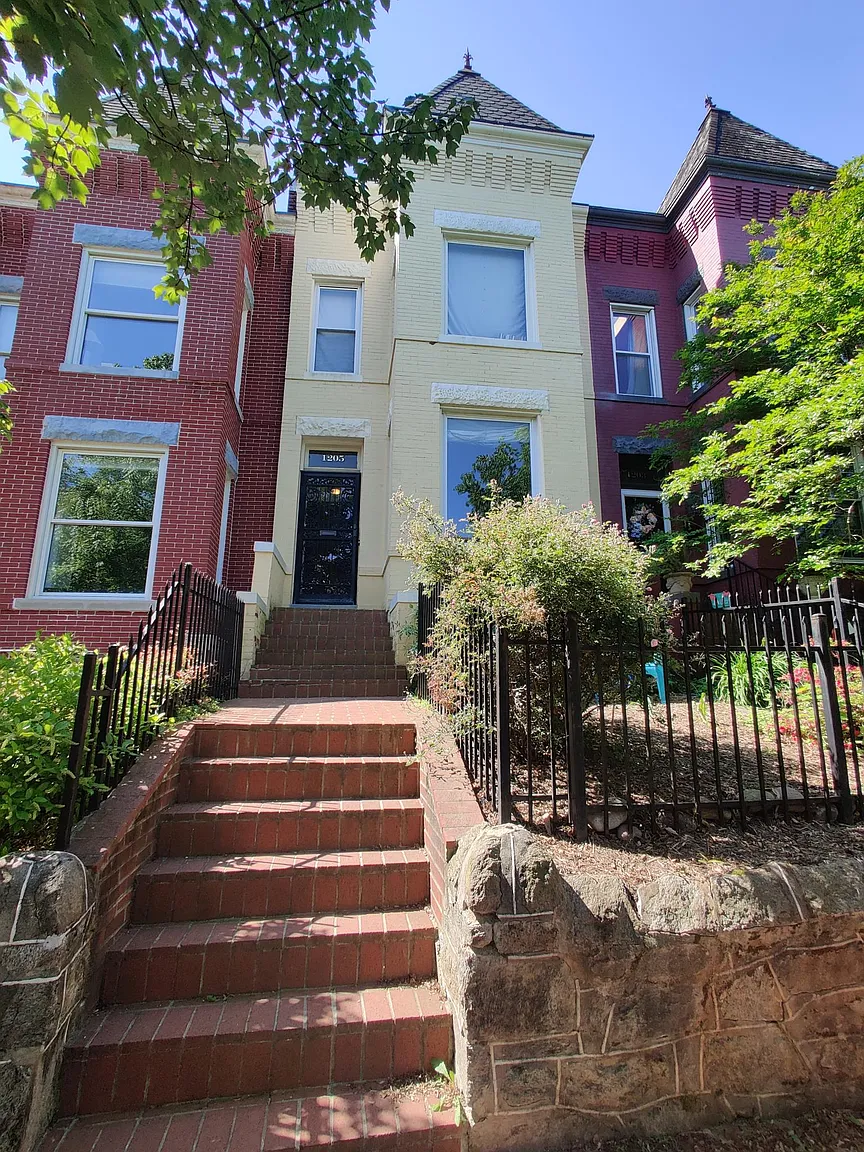 1205 E St NE photo 1