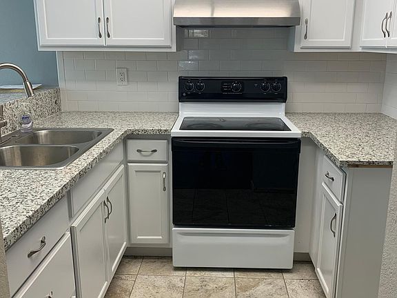3rd image of 2440 Balme Dr