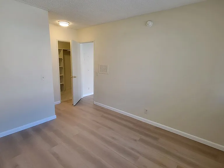 37 unit building close to CSUN! — Photo 24