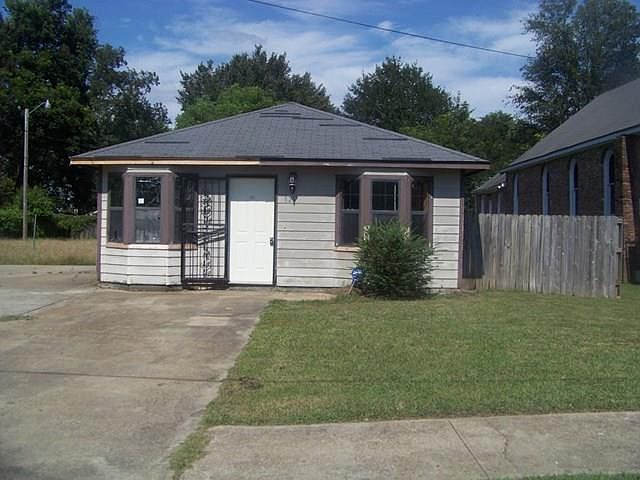 1st image of 822 W Percy St