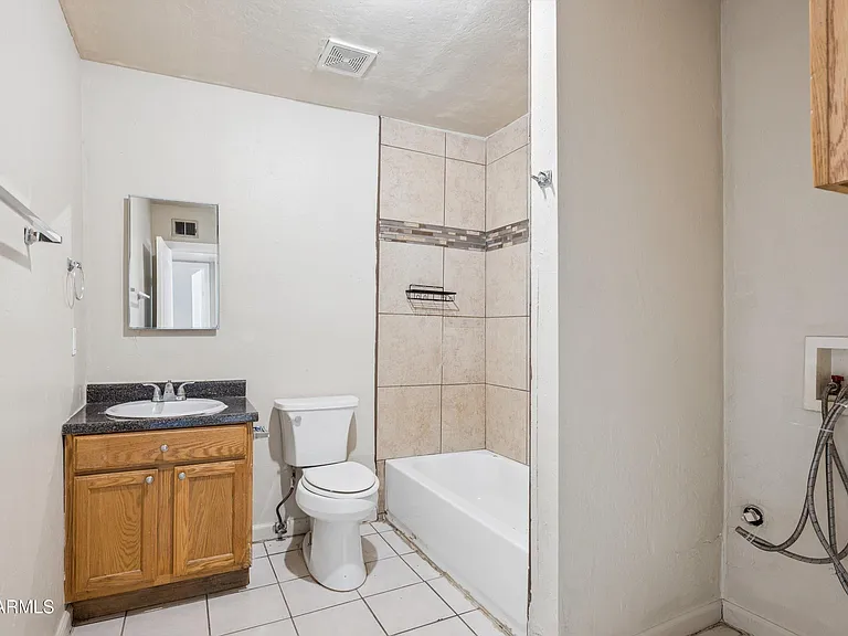 2133 W Adams St #2 — Photo 29