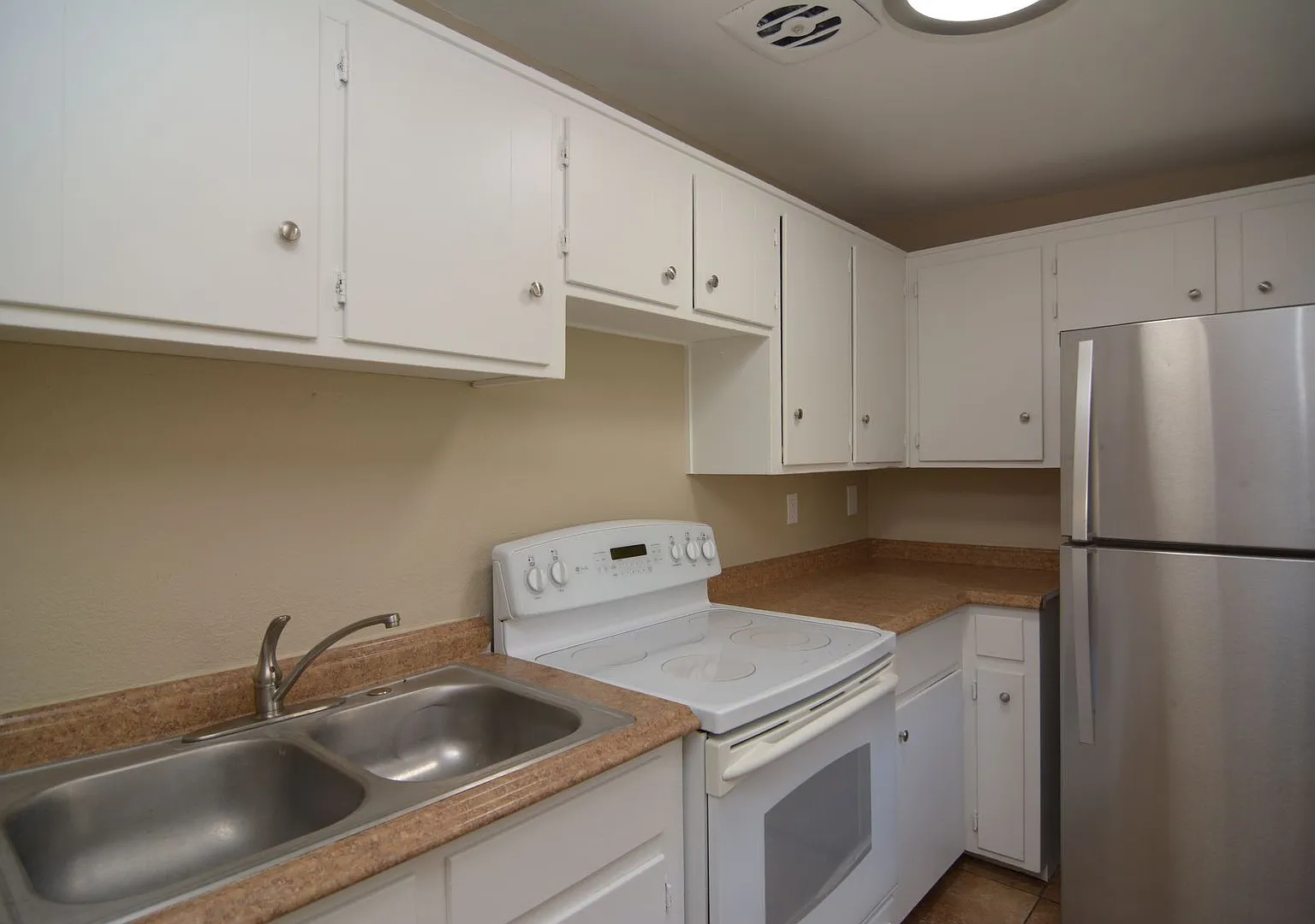 3 Bedroom 1 Bath Duplex! Great South Tucson Location! — Photo 4