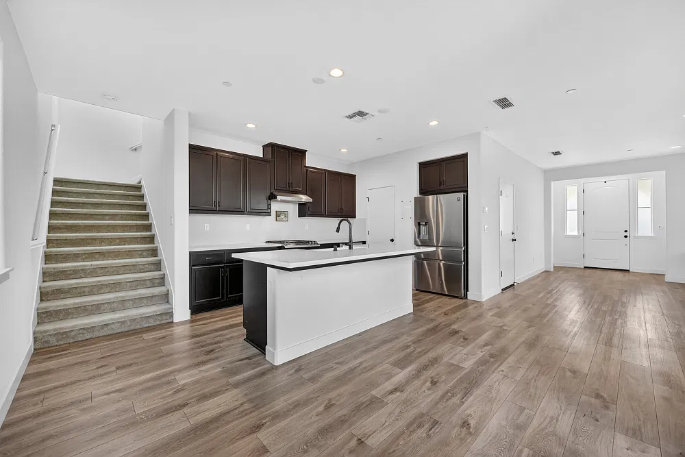 3 bed, 2197 sqft, $3,350 — Photo 4