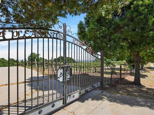 9500 Santos Ranch Rd, Pleasanton, CA 94588