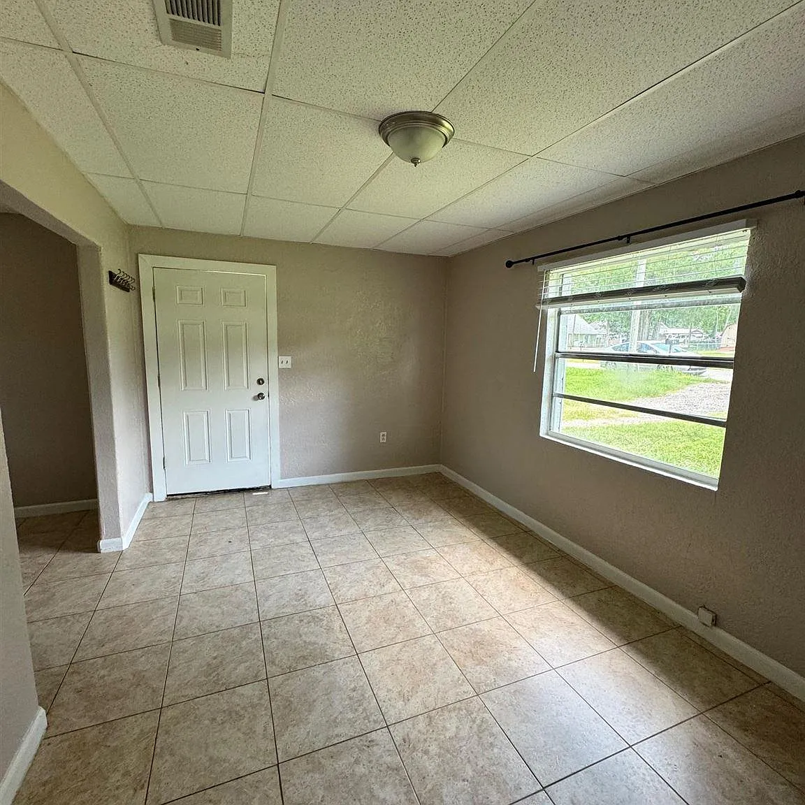 2 bed, 1100 sqft, $1,300 — Photo 3