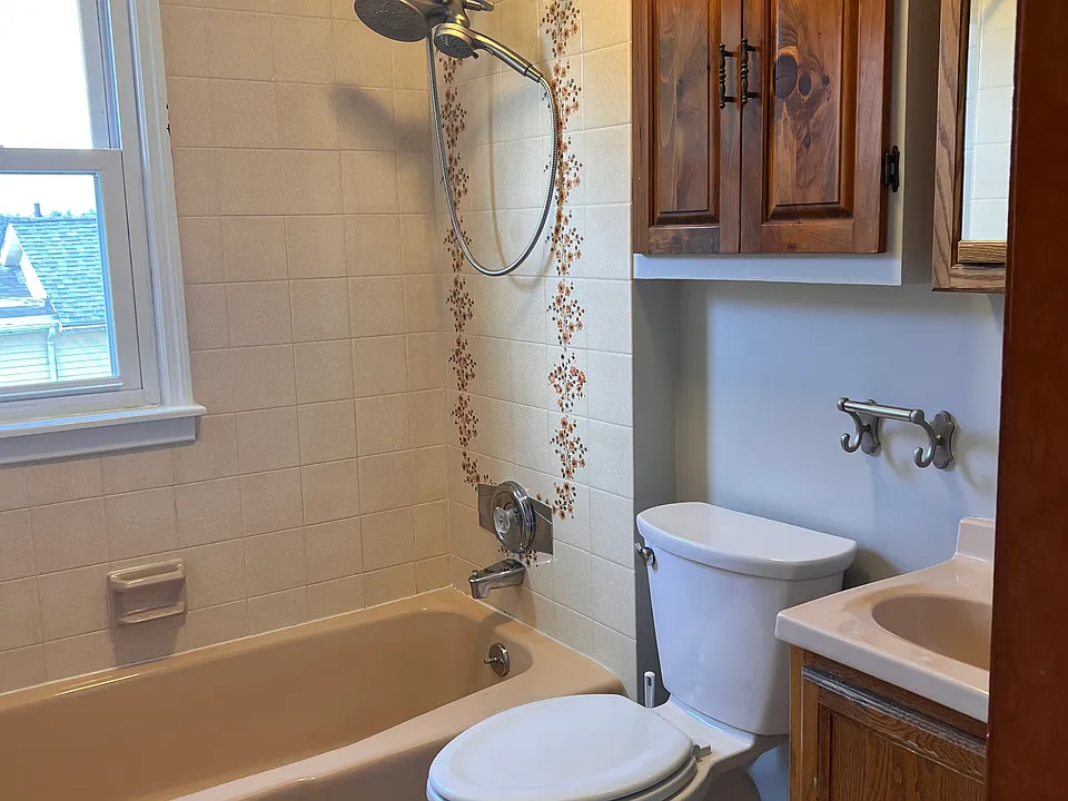 Bathroom with tub/shower