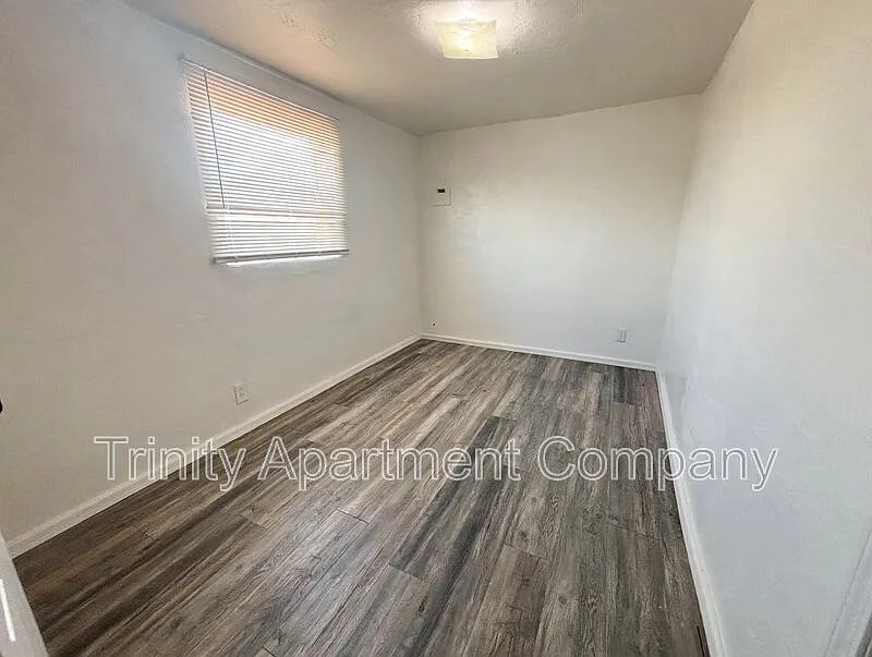 5 bed, 1.0 bath, 1400 sqft, $1,199 — Photo 3