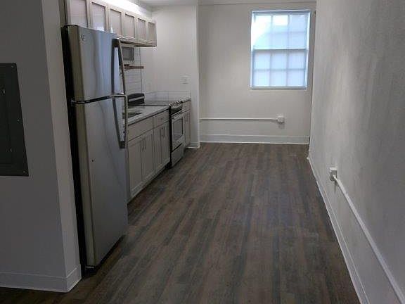 2nd image of 1936 Summit St #D201