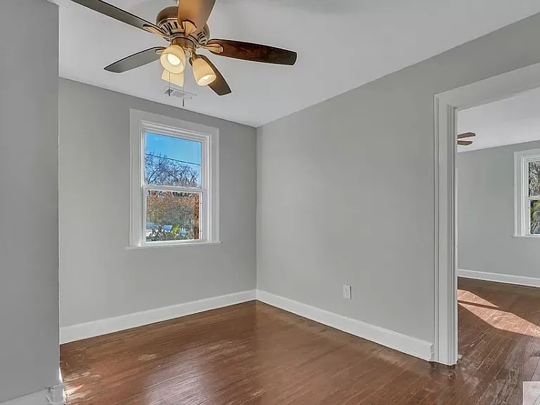 824 E 39th St — Photo 14
