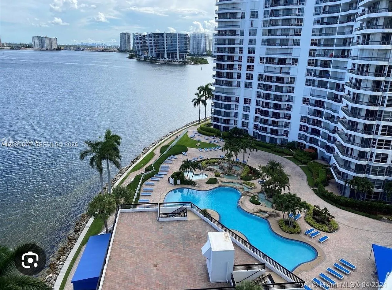 Mystic Pointe Condo No Tw — Photo 2