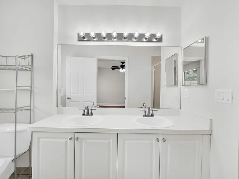 2581 Riverside Dr — Photo 19