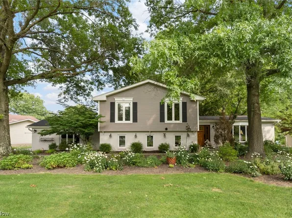 9140 Meadow Ln, Brecksville, OH 44141