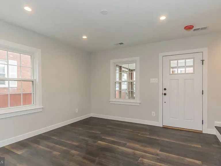 308 S Veitch St — Photo 10