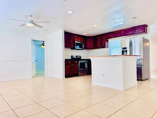 3 bed, 1380 sqft, $2,350 — Photo 3