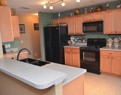 5th image of 303 Sky Valley St