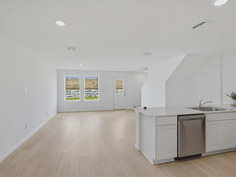 862 Lynx St — Photo 5