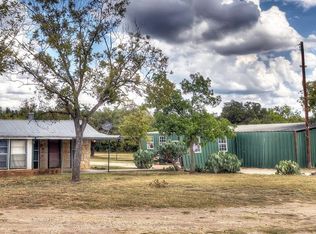 201 W 7th St, Leakey, TX 78873