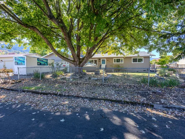 3077 W Lorraine Ave, Roseburg, OR 97471