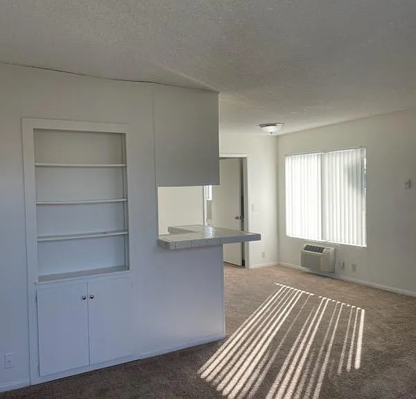 4658 Cherokee Ave — Photo 3