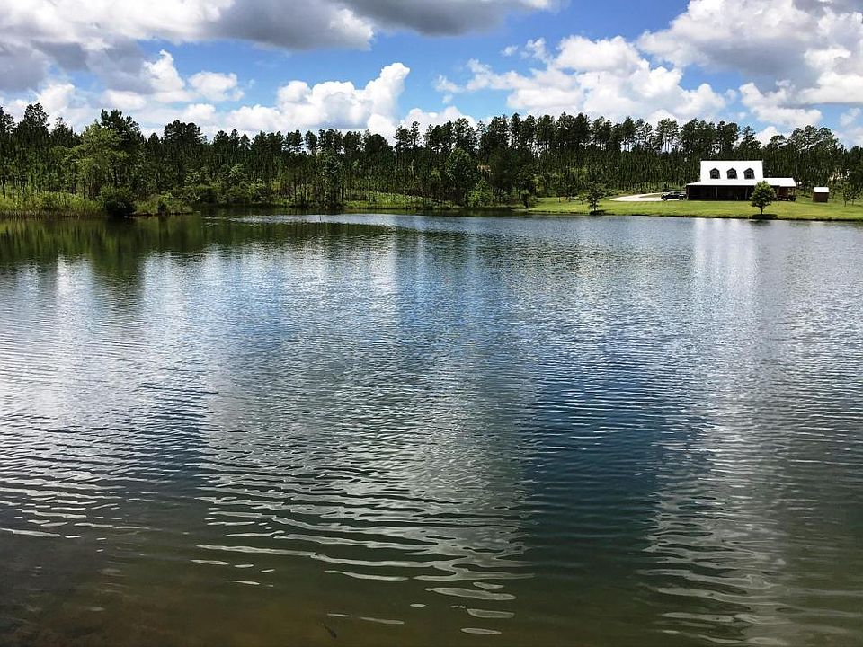 Lodge on 9-acre lake