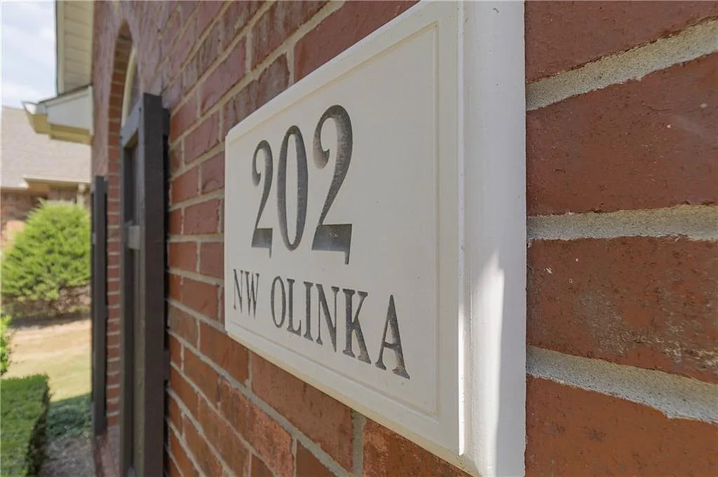 4 bed, 3.5 bath, 3273 sqft, $3,500 — Photo 3