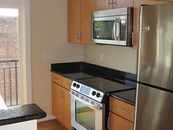 5th image of 1039 N Lombardy St