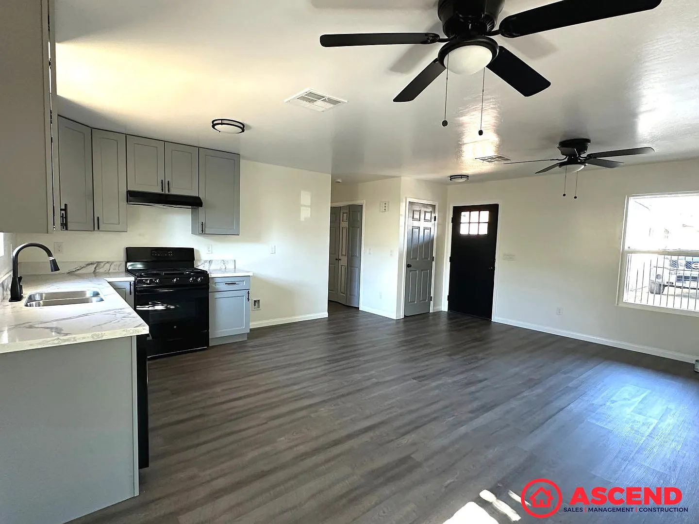 Brand-New 2-Bedroom, 1-Bath Home in Bakersfield Water Included, Pets Welcome — Photo 2