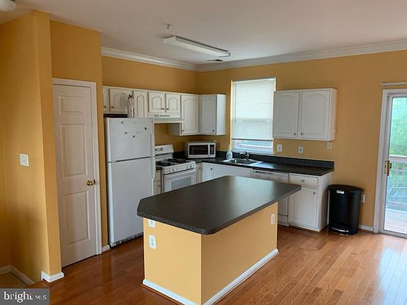 4th image of 21774 Jarvis Sq