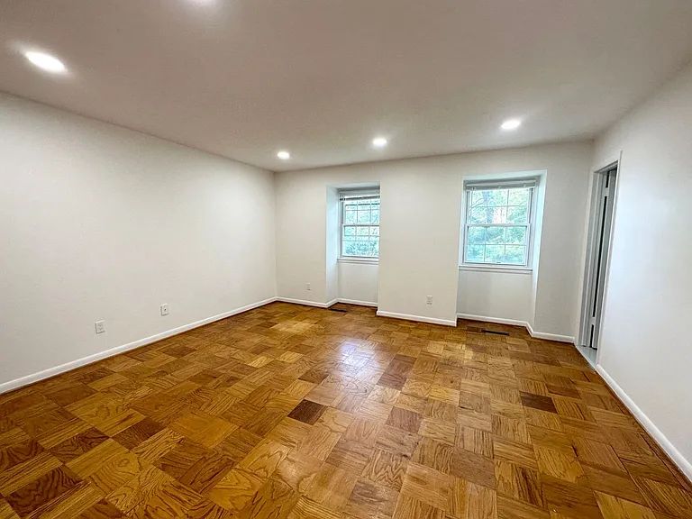 Melrose Apartments — Photo 48