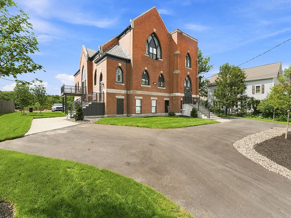1568 Lonsdale Ave #201