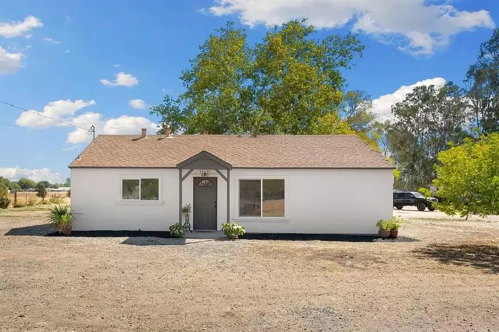 1032 Pinedale Ave — Photo 1