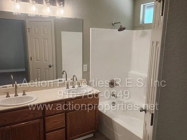 1057 Shenencock Way — Photo 12