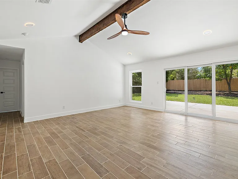 1111 Spearson Ln — Photo 6