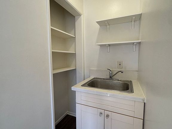 5th image of 917 Centinela Ave #A