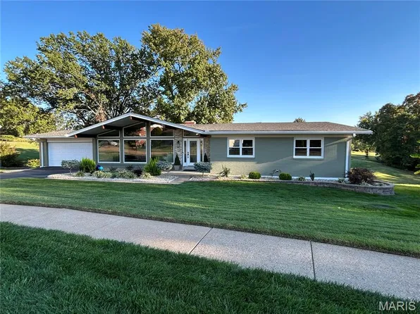 62 Highland Park Dr, Chesterfield, MO 63017
