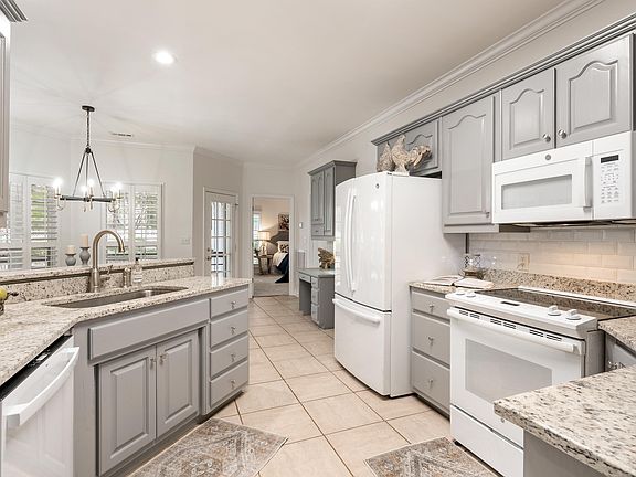 4th image of 2703 Abbott Dr