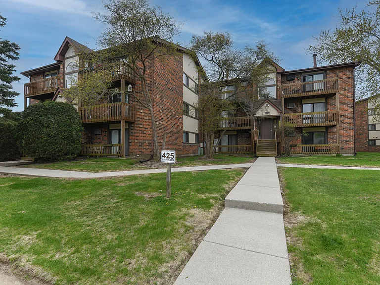 425 Berkshire Dr #16 — Photo 15