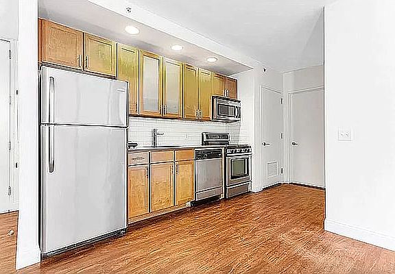3rd image of 323 E 101st St #5E