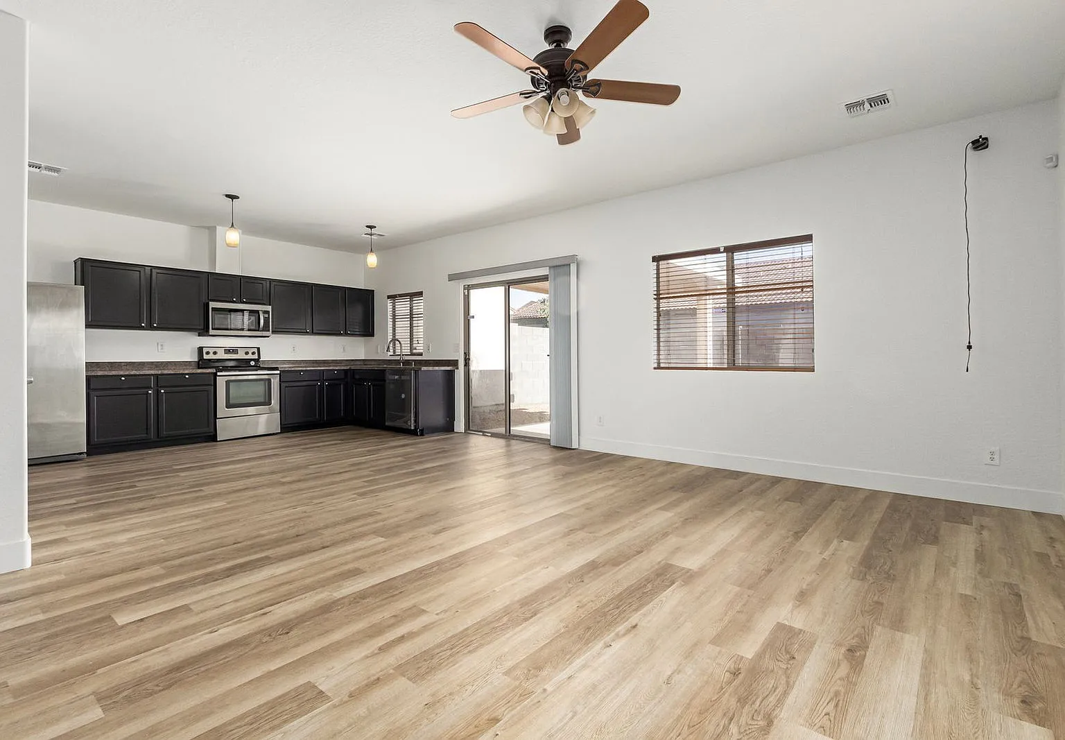 3 bed, 2.5 bath, 1432 sqft, $1,999 — Photo 1