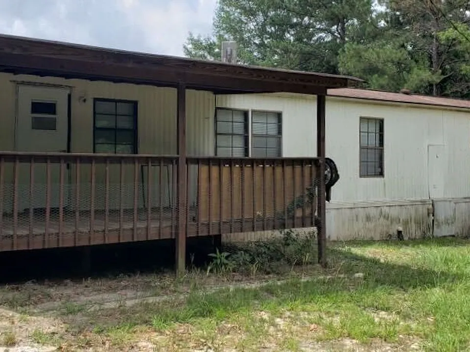 908 Pond Dr