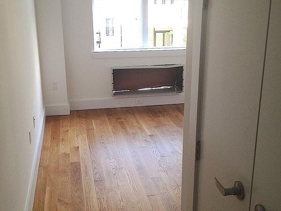 5th image of 37 Meserole St