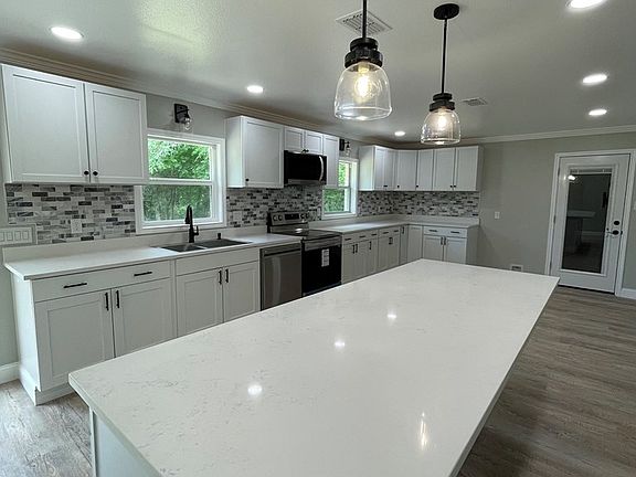 4th image of 421 Maverick Dr