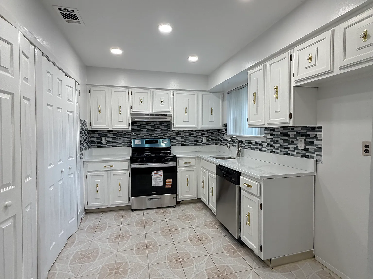 3 bed, 1.5 bath, $3,300 — Photo 3