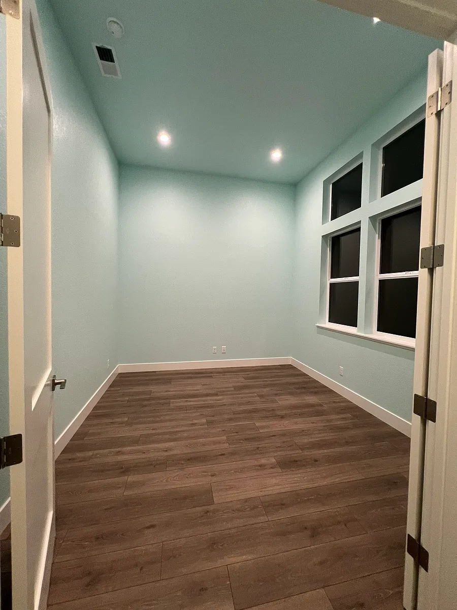 Building Photo - 201 Spanish Oak Dr