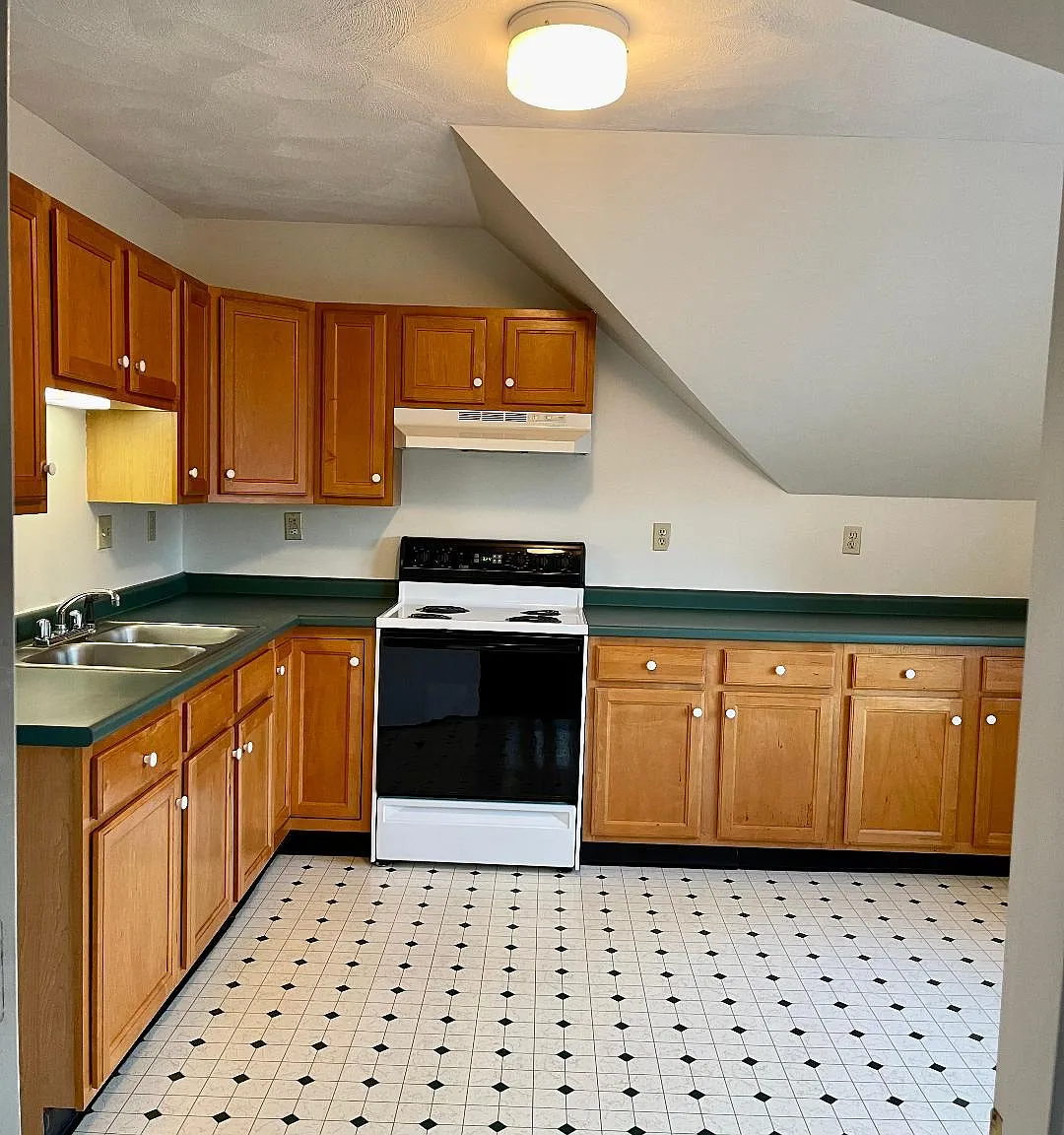 1 bed, 1050 sqft, $1,990 — Photo 3