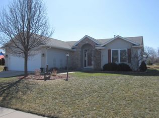 253 High View Ln, Oconomowoc, WI 53066